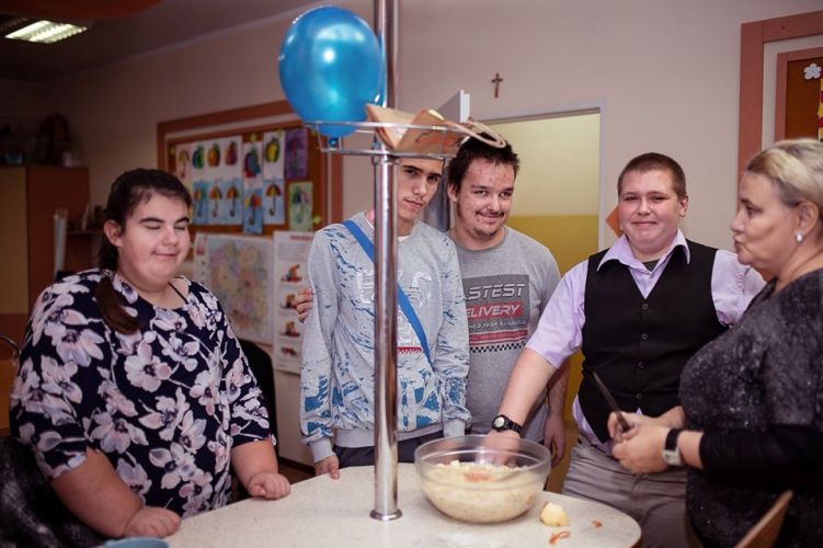 76174828 2466438080310516 833408631075504128 o